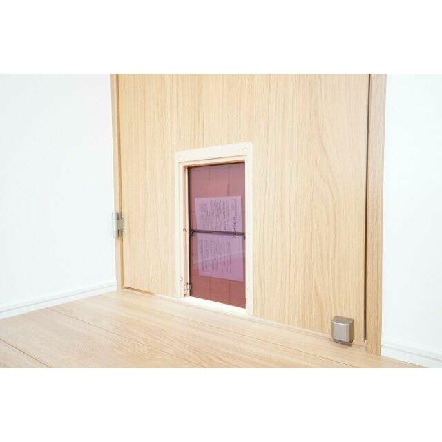 洋室へはペット専用の小窓を設置。飼い主の手を借りずに出入りができます。