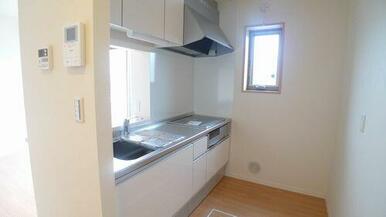 換気と採光を考慮した小窓の付いたキッチンは、リビングとのコミュニケーションが図れる人気の対面カウン…