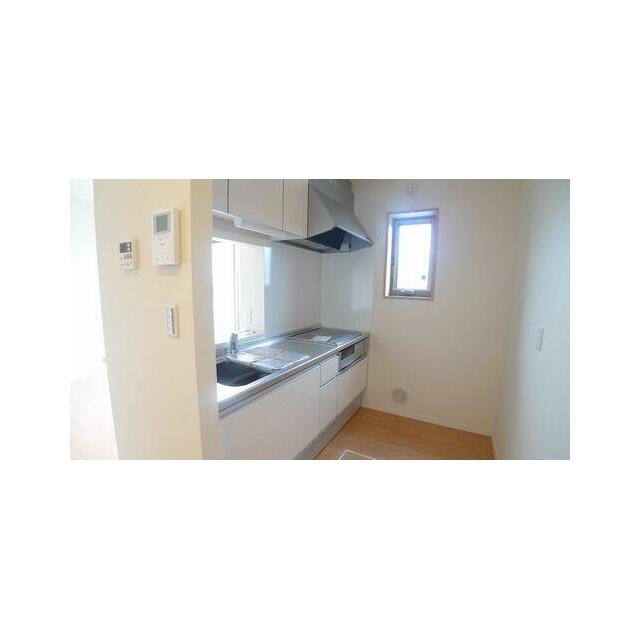 換気と採光を考慮した小窓の付いたキッチンは、リビングとのコミュニケーションが図れる人気の対面カウン…