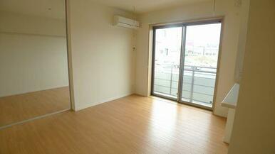 南面の掃き出し窓からの採光性と風通しが良く、一日中明るい快適な空間リビング＆ダイニングと南側洋室♪