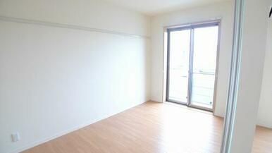 南洋室は、リビング＆ダイニングと繋ぎ間なので仕切り戸を開放して、広々ワンルームとしてもご利用できま…