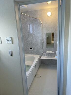 一日の終わりはバスタイムでリラックス。お湯でぽっかぽかに温まって快眠を（10号棟）