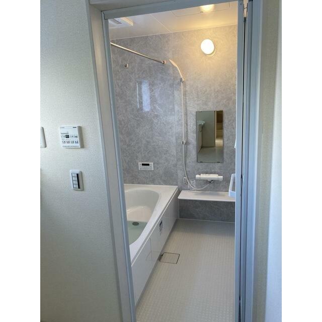 一日の終わりはバスタイムでリラックス。お湯でぽっかぽかに温まって快眠を（10号棟）