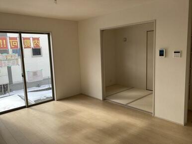 くつろぎスペースとしてはもとより、リビングに学習やテレワークのスペースを設けるご家庭も増えています（1号棟）