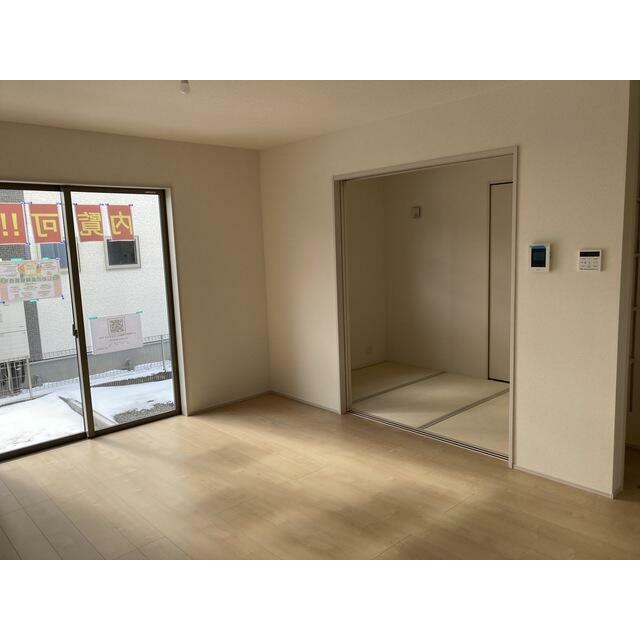 くつろぎスペースとしてはもとより、リビングに学習やテレワークのスペースを設けるご家庭も増えています（1号棟）