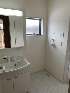 シャキッと一日を始める朝も素顔に戻る夜もこの洗面台から（1号棟）