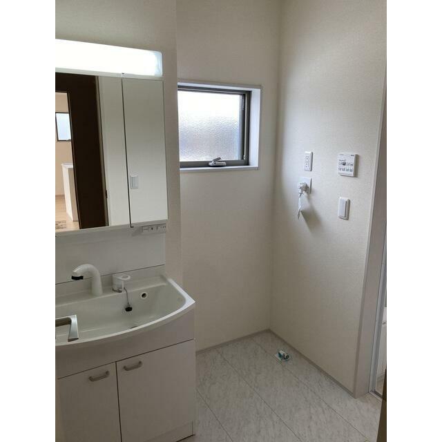 シャキッと一日を始める朝も素顔に戻る夜もこの洗面台から（1号棟）