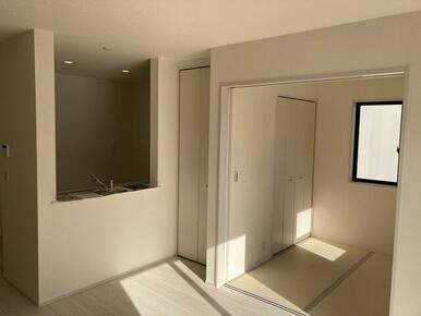 くつろぎスペースとしてはもとより、リビングに学習やテレワークのスペースを設けるご家庭も増えています（10号棟）