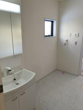 一日の始まりは洗面所から。さぁ顔を洗って気合を入れよう（10号棟）