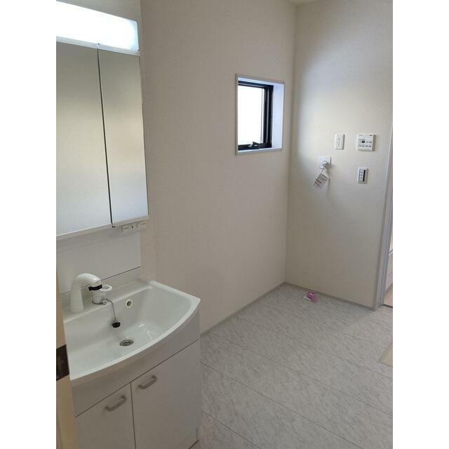 一日の始まりは洗面所から。さぁ顔を洗って気合を入れよう（10号棟）