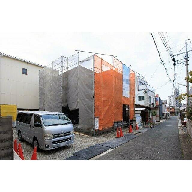 駐車2台OK、交通量少なく、ゆっくり車の出し入れができます！