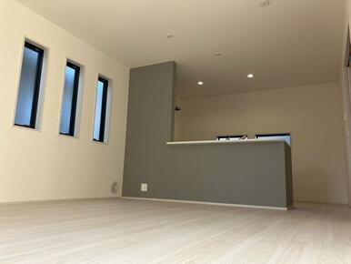 くつろぎスペースとしてはもとより、リビングに学習やテレワークのスペースを設けるご家庭も増えています（1号棟）