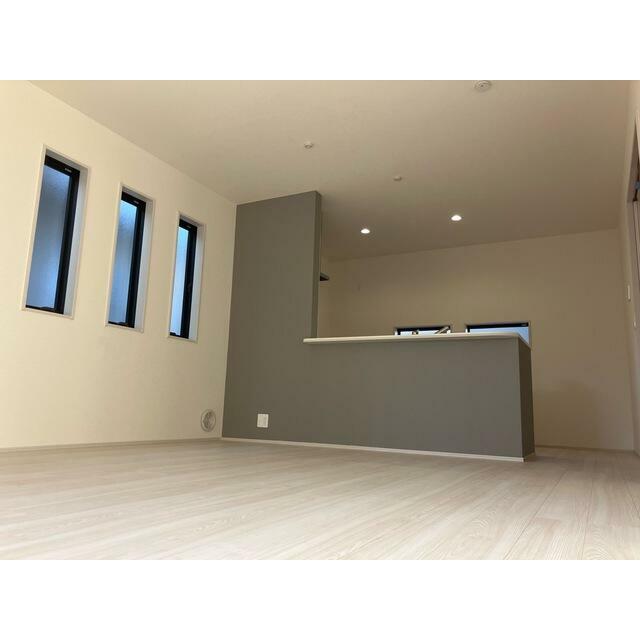 くつろぎスペースとしてはもとより、リビングに学習やテレワークのスペースを設けるご家庭も増えています（1号棟）