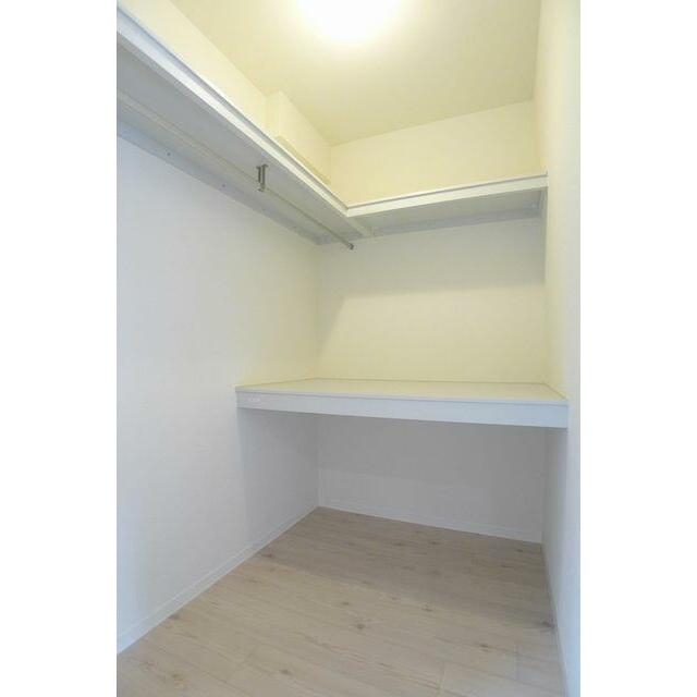 洋室のウォークインクローゼット。たっぷり収納出来ちゃいます♪