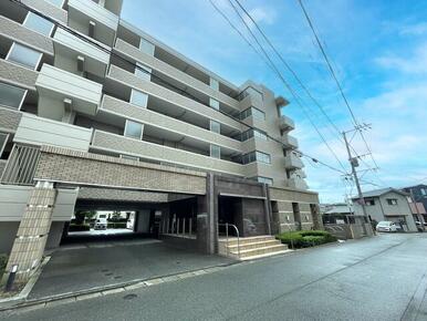 閑静な住宅地に落ち着いた外観