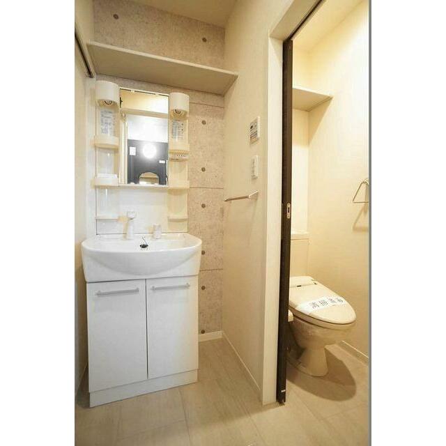 【洗面所～トイレ】トイレは温水洗浄便座付です。