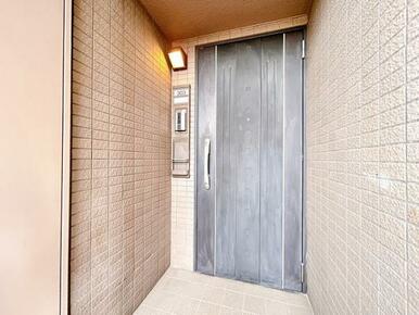 「玄関」玄関外側の写真です。ポーチ灯がございます。
