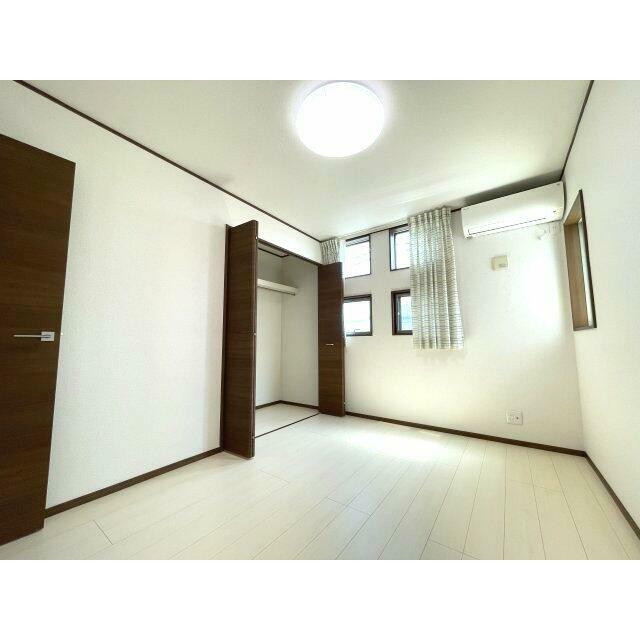 スタンダードな洋室です