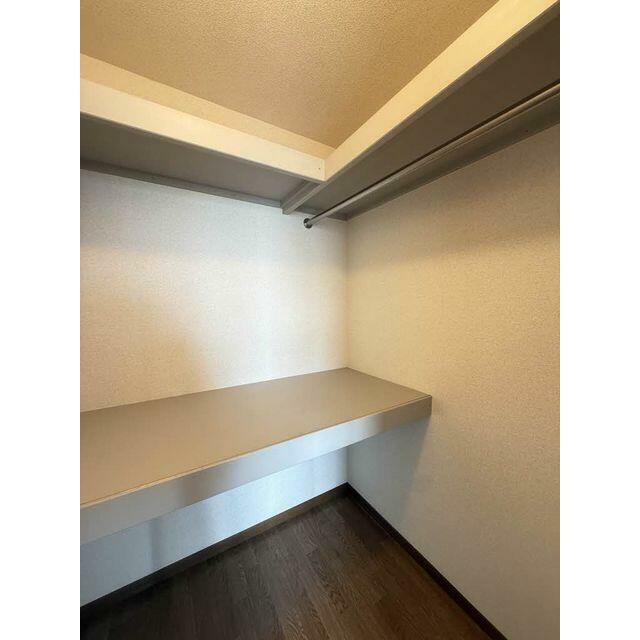 収納力のあるウォークインクローゼット付きです。お布団などもそのまま収納出来ます。急な来客時にも重宝…