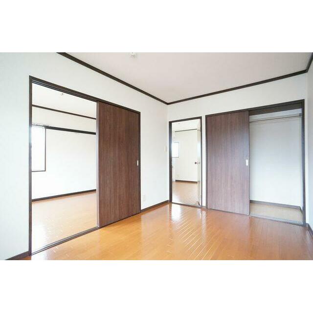 【５．５帖洋室（玄関入って左洋室）】こちらの収納には、ハンガーパイプも付いている為、洋服を掛けるこ…