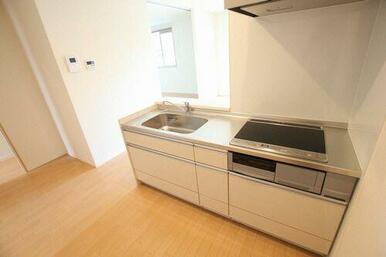 ３口ＩＨコンロ＋グリル付システムキッチンです。