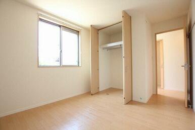 ◆洋室(2)◆北側の６．１帖の洋室(2)です。北側に窓がありますので採光が確保できます。洋室(2)…