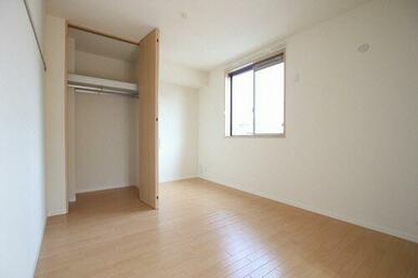 ◆洋室(1)◆６．２帖の南側の洋室(1)です。洋室(1)にはハンガーパイプ付きのクローゼットがあり…