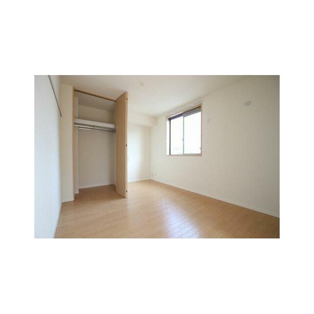 ◆洋室(1)◆６．２帖の南側の洋室(1)です。洋室(1)にはハンガーパイプ付きのクローゼットがあり…