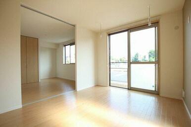 ◆ＬＤＫ＆洋室(1)◆１１．８帖のＬＤＫと６．２帖の洋室(1)です。スライディングスクリーンで仕切…