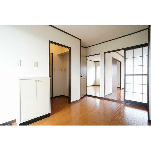 【５．９帖キッチン室】別角度からの写真です。隣接している脱衣場の入口にはカーテンレールがございます…