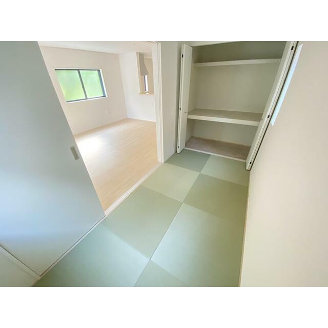 リビング横の和室には便利な収納もあります。