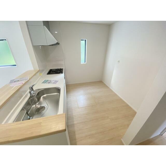 料理がしやすい広々キッチン！ 作業スペースにコンセントもあってとっても便利です♪ 毎日の料理も楽しくできそうですね。 大型スライド収納、床下収納付きで収納力豊富です。