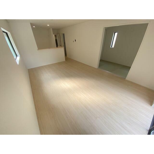 リビングの横には和室があります。 和室はお子様のお昼寝や遊ぶスペースにもちょうどいいです☆