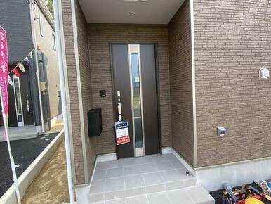 鍵の開け閉めも楽楽な電気錠！ ダブルロックを採用しており、 鍵を複数にして侵入窃盗犯罪を防止する方法で、 解錠に時間をかけさせることと、抑止効果が期待できます。