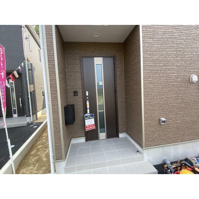 鍵の開け閉めも楽楽な電気錠！ ダブルロックを採用しており、 鍵を複数にして侵入窃盗犯罪を防止する方法で、 解錠に時間をかけさせることと、抑止効果が期待できます。