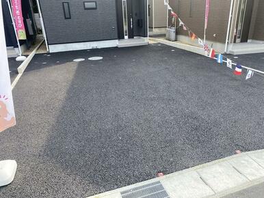 駐車場は4台駐車可能(車種による) 来客時にも対応可能☆