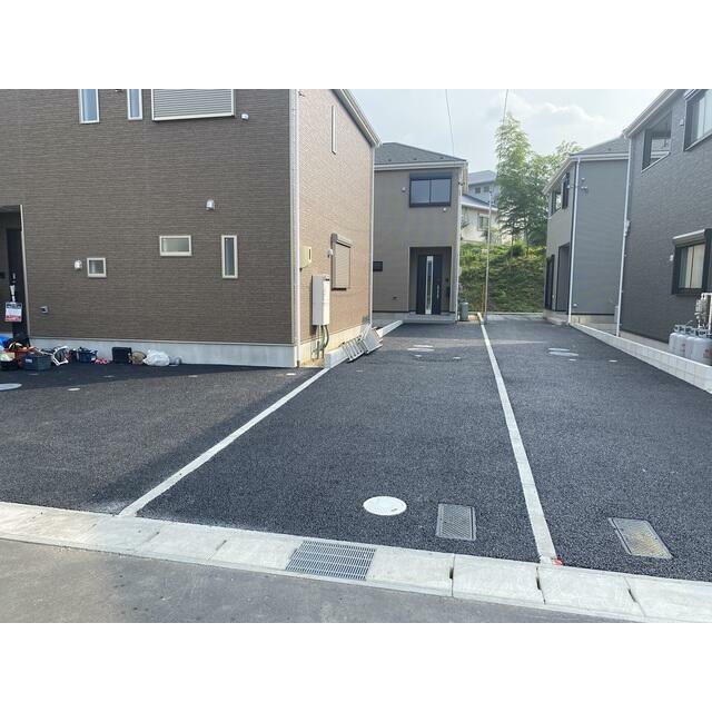 駐車場は2台駐車可能(車種による) 来客時にも対応可能☆