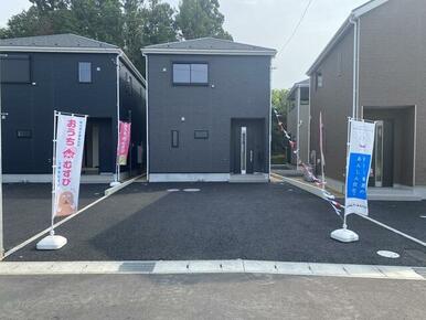 駐車場は4台駐車可能(車種による) 来客時にも対応可能☆