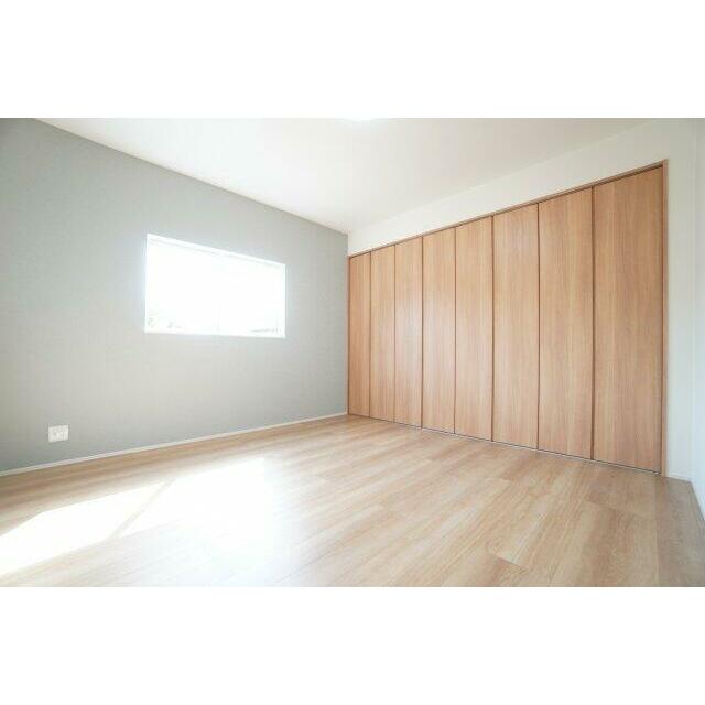 8帖洋室。壁一面のクローゼットが特徴のお部屋です。主に主寝室として使われることが多いお部屋です♪