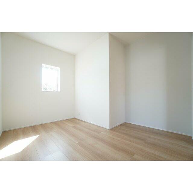 6帖洋室。リビングと3枚扉で繋がっているので小さいお子様の遊び場にも便利です。
