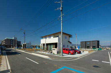 大きい分譲地なので交差点が数か所ございます。ただしメイン道路には歩道もあるのでお子様も安心す。