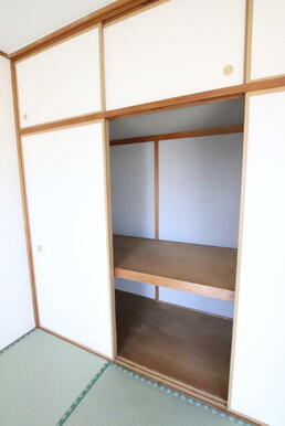 押し入れタイプの収納です♪