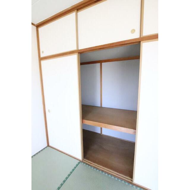 押し入れタイプの収納です♪