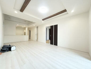 広々としたリビングが魅力的♪日当たりもよく居心地の良い空間です。自然と家族が集まりコミュニケーション