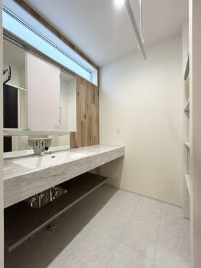 ワイドな洗面化粧台は朝のメイクやヘアセットなどの身支度もストレスなくこなせます。サニタリー収納もある