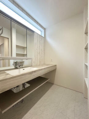 ワイドな洗面化粧台は朝のメイクやヘアセットなどの身支度もストレスなくこなせます。サニタリー収納もある