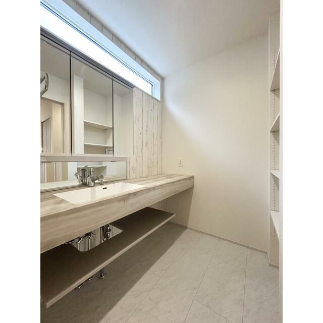 ワイドな洗面化粧台は朝のメイクやヘアセットなどの身支度もストレスなくこなせます。サニタリー収納もある