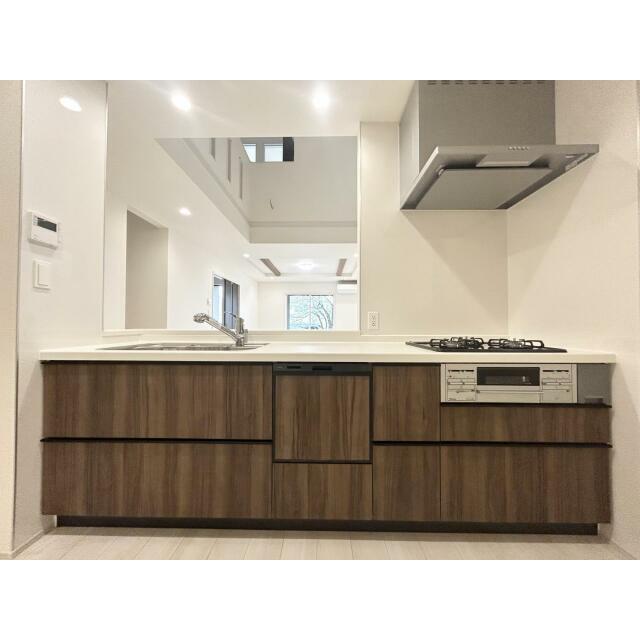 キッチンからリビング全体を見渡せ、そして、家族全員と会話ができる人気の高いオープンキッチン。大型の食