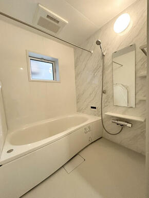 広々バスルーム。お子様とのふれあいの場所としても大切な空間。一日に疲れを癒す広々バスルームです。浴室