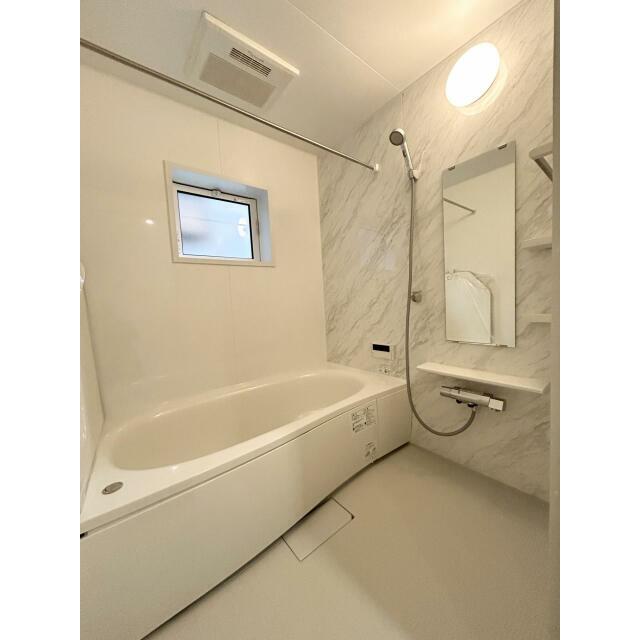 広々バスルーム。お子様とのふれあいの場所としても大切な空間。一日に疲れを癒す広々バスルームです。浴室